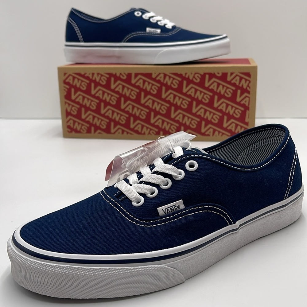 Vans • WMNS Authentic (Angstrplng) Dress Blue/True White
VN000EE332D
Sneakers - Picture 1 of 16